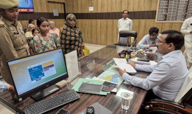 जिलाधिकारी ने ली छात्रा की शिक्षा की जिम्मेदारी.जनता दर्शन में फरियाद सुन भावुक हुए डीएम कहा मन लगाकर पढ़ो, अपने सपनों को पूरा करो