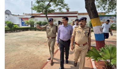 जिला जेल का डीएम एसपी ने किया औचक निरीक्षण, बंदियों को मिलने वाली सुविधाओं का लिया जायजा