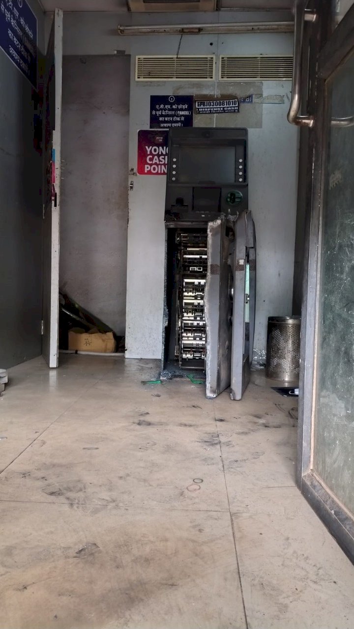 एसबीआई के एटीएम को काटकर लाखों रुपए ले गए चोर, मामला जैन धर्मकांटे के सामने का