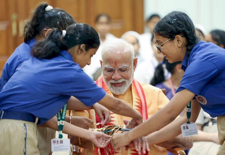 PM मोदी ने स्कूली छात्राओं से बंधवाई राखी, देशभर में रक्षा बंधन की धूम