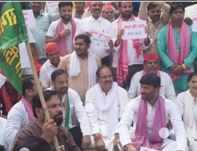 दिल्ली में विपक्षी नेताओं की गिरफ्तारी का विरोध जालौन में सपा-कांग्रेस का प्रदर्शन, चुनाव आयोग का पुतला फूंका