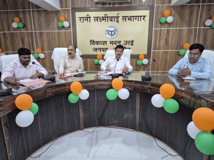 तीन दिन में सभी लंबित प्रकरण निस्तारण के आदेश, एसबीआई और पीएनबी प्रबंधकों को जिलाधिकारी ने लगाई फटकार