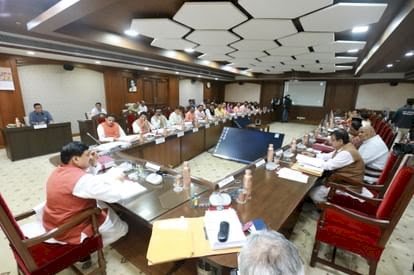 सीएम मोहन यादव का युवाओं को तोहफ़ा: 3.5 करोड़ युवाओं को रोजगार के अवसर, कैबिनेट में 22,500 पुलिस भर्ती, इलेक्ट्रॉनिक हब और छात्रवृत्ति पर ऐतिहासिक फैसले