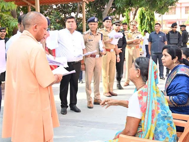 CM योगी के जनता दरबार में जहर खाकर पहुंचा शख्स, मचा हड़कंप, अस्पताल में भर्ती कराया गया