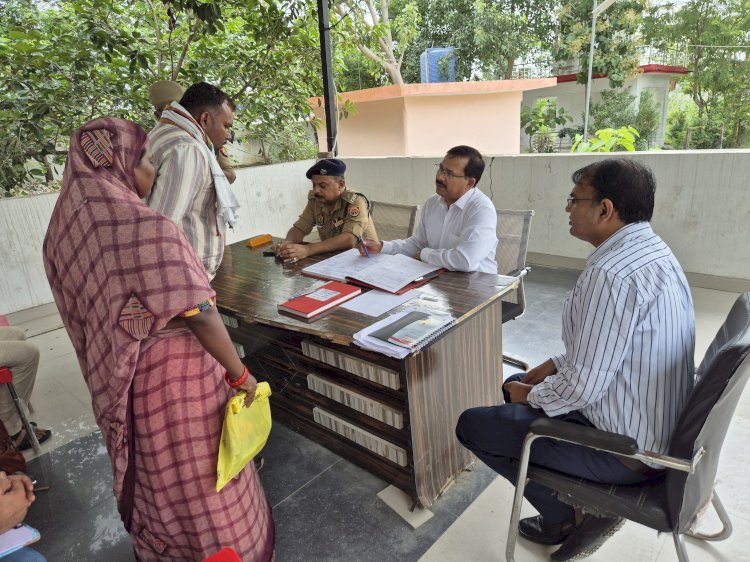 थाना आटा व उरई कोतवाली में डीएम एसपी ने सुनी शिकायतें,पारदर्शी,निष्पक्ष निस्तारण के दिए निर्देश