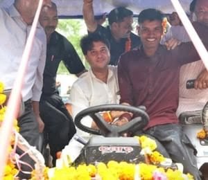 केंद्रीय मंत्री सिंधिया नौजवान युवा की दिलेरी पर हुए फिदा, 12 घंटे के भीतर  ट्रैक्टर गिफ्ट कर वादा निभाया