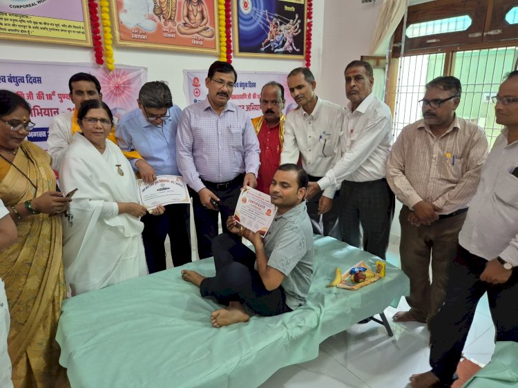 जनपद जालौन में विशाल रक्तदान शिविर: 100 से अधिक लोगों ने किया रक्तदान