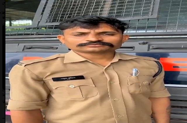 कांस्टेबल पर मारपीट के बाद RI पर गिरी गाज, SP ने किया सस्पेंड; जांच करेंगे दूसरे जिले के ASP - आदिवासी समाज ने खरगोन-इंदौर हाईवे जाम किया