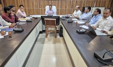 फसल बीमा योजना के तहत रिकार्ड किसानो की फसल का बीमा किया गया ।फसल बीमा प्रकरण में अवशेष की तेजी लाने के निर्देश - डीएम