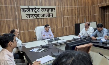 जिलाधिकारी का निर्देश – विशेष अभियान चलाकर त्योहार के दृष्टिगत गड्ढा मुक्त करें सभी सड़कें,   शहरी व ग्रामीण क्षेत्रों में सड़क को गड्ढामुक्त करने हेतु जिम्मेदारी तय, लापरवाही पर होगी कार्रवाई : डीएम