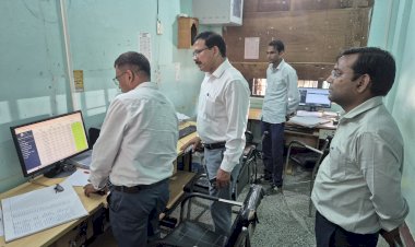 जिलाधिकारी ने तहसील जालौन में विभिन्न पटलों का किया गहन निरीक्षण, पारदर्शिता एवं त्वरित निस्तारण पर दिया जोर