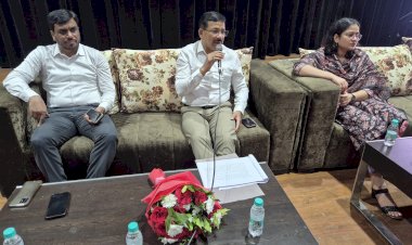 जिला निर्वाचन अधिकारी ने दिया प्रशिक्षण, घर-घर सत्यापन कर मतदाता सूची को शुद्ध बनाने के निर्देश