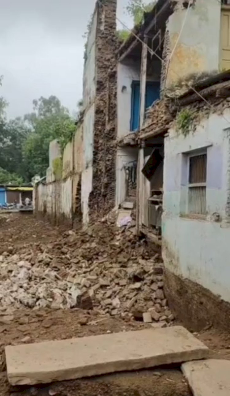 कथावाचक पंडित प्रदीप मिश्रा के पुराने मकान का हिस्सा गिरा: सीहोर में जर्जर भवन को दो माह पहले ही कराया गया था खाली
