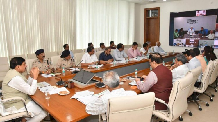 CM मोहन यादव कलेक्टरों पर भड़के: रीवा लाठीचार्ज और खाद अव्यवस्था के लिए कलेक्टर जिम्मेदार, कुर्सी खतरे में