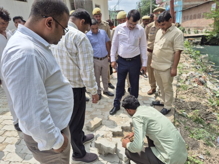 डीएम की सख्त कार्रवाई से सड़क बनेगी दोबारा,जीएसबी के बिना बनी 9 लाख की इंटरलॉकिंग सड़क पर डीएम सख्त, दोबारा निर्माण के आदेश