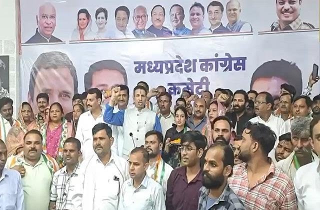 भाजपा से नाराज कार्यकर्ता, कांग्रेस में हुए शामिल, जीतू पटवारी ने दिलाई सदस्यता