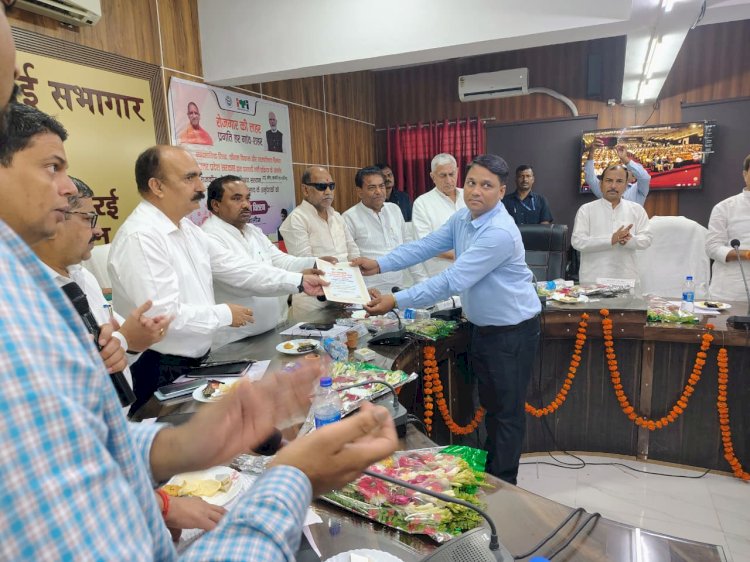 जनपद के 27 नवनियुक्त व्यवसाय अनुदेशकों को मिला नियुक्ति पत्र, जनप्रतिनिधियों ने किया सम्मानित