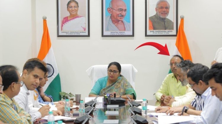 क्या दिल्ली सरकार बनी ‘फुलेरा पंचायत’? CM रेखा संग बैठक में दिखे पति, AAP का हमला – उठाए 5 सवाल