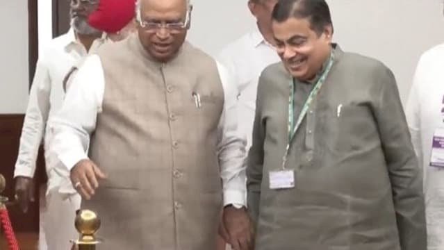 खरगे संग हाथ मिलाते हुए वोट डालने पहुंचे गडकरी, कांग्रेस ने साधा निशाना- मोदी को कभी ऐसे नहीं देखा