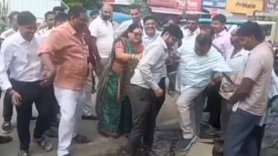 महापौर ने मेट्रो के मैनेजर को नाली में धकेला, जमकर लगाई फटकार, गुस्सा देख मौके से निकले ठेकेदार
