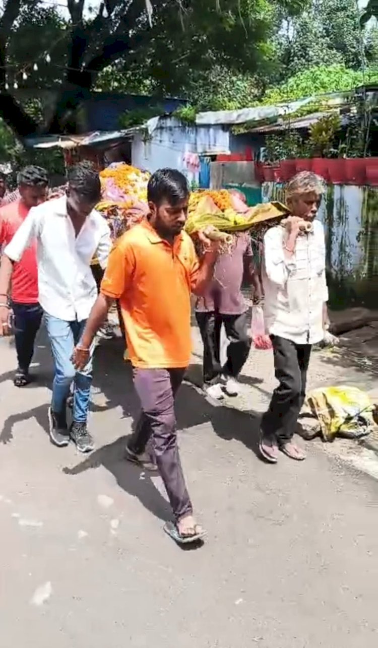 एक अकेले दीपक वर्मा का परिवार बना बजरंग दल ,बाणगंगा क्षेत्र में माता जी की अंत्योष्टि की जिम्मेदारी उठाई