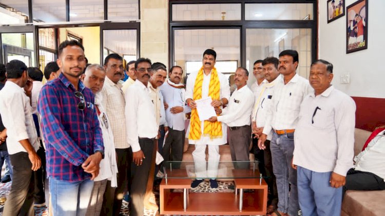 ग्रामीण विकास की रीढ़ हैं पंचायत सचिव, उनकी समस्याओं का होगा समाधान : गोविंद सिंह राजपूत, मप्र पंचायत सचिव संगठन ने पांच सूत्रीय मांगों को लेकर खाद्य मंत्री को सौंपा ज्ञापन