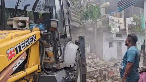 बुलडोजर एक्शन:  लव जिहाद के आरोपियों के घर पर चला बुलडोजर,राजधानी भोपाल में तोड़े गए अवैध निर्माण