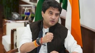 सिंधिया बोले: “ग्वालियर की सड़कें बेहाल, अफसरों को कड़े निर्देश,कलेक्ट्रेट सभागार में विकास कार्यों की समीक्षा बैठक ली