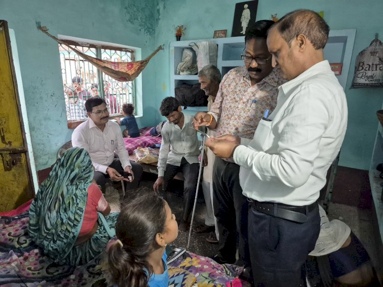 दिव्यांग दंपत्ति की पीड़ा सुनकर जिलाधिकारी पहुंचे घर, बच्चों की पढ़ाई और रोज़गार की व्यवस्था का भरोसा :   जिलाधिकारी ने कहा – “चिंता मत कीजिए, सरकार आपके साथ खड़ी है”