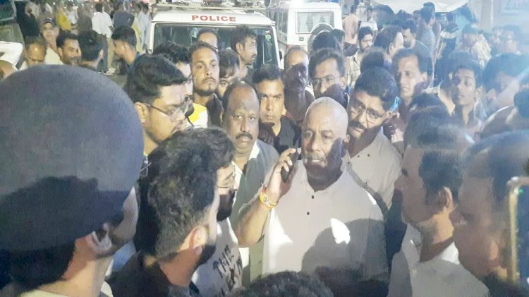 बीजेपी के पूर्व महापौर को थप्पड़ मारनेवाले पुलिसकर्मी पर बड़ी कार्रवाई, निलंबन के बाद पुलिस कर्मी पर एफआईआर दर्ज