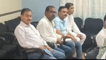 पार्षद पतियों को  लेडी कलेक्टर की फटकार  :पहले कुर्सी से उठो, पीछे बैठो :बैठक में महिला पार्षदों की जगह बोल रहे थे पति,