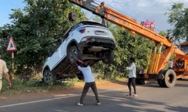 तेज रफ्तार कार ने बाइक को 50 मीटर तक घसीटा, भोपाल में दर्दनाक हादसा : बाइक सवार परिवार को कार ने मारी टक्कर, पति-पत्नी और बेटे की मौत, बेटी गंभीर