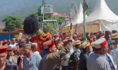 दशहरा के दौरान तहसीलदार की पिटाई, कॉलर से पकड़कर खदेड़ते हुए ले गई भीड़,अधिकारी ने नाक रगड़कर मांगी माफी : जूते पहने शिविर में घुसे