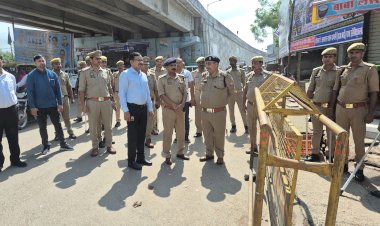 शांति एवं सौहार्द बनाए रखने हेतु जिलाधिकारी व पुलिस अधीक्षक ने भ्रमण कर लिया जायजा