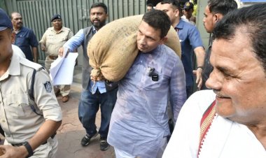 शिवराज सिंह के घर कंधे पर बोरी लादकर पहुंचे जीतू पटवारी, पुलिस ने रोका तो पीसीसी से पैदल गए पटवारी,मचा सियासी हंगामा!