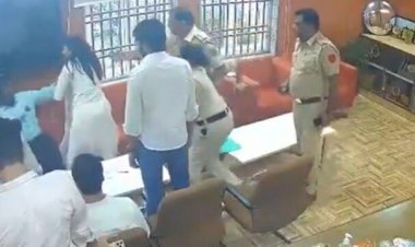 दीपिका झा ने प्रोफेसर को जड़ा थप्पड़, वीडियो वायरल :DU की ज्वाइंट सेक्रेटरी ने खोया आपा पुलिस के सामने ही जड़े थप्पड़