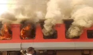 गरीब रथ ट्रेन में लगी भीषण आग, धू-धू कर जलने लगीं बोगियां, बाल-बाल बचे यात्री