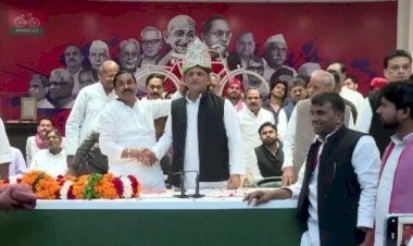 अखिलेश यादव के बयान पर मचा घमासान,दीये-मोमबत्ती पर खर्चा क्यों? क्रिसमस से सीखो