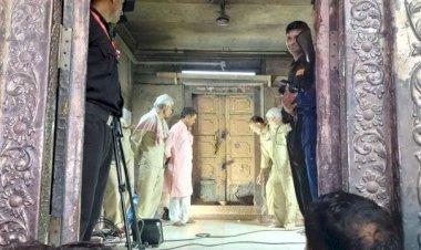 54 साल बाद खुला बांके बिहारी मंदिर का खजाना, , तोशखाने से निकला लकड़ी का संदूक, चांदी का छत्र और पुराने दस्तावेज