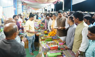 खाद्य मंत्री ने मोटरसाइकिल से किया बाजार का भ्रमण, स्वदेशी व स्थानीय वस्तुओं को खरीदने की लोगों से की अपील,  स्वदेशी व स्थानीय वस्तुओं को खरीद कर मनायें दीपावली : गोविंद सिंह राजपूत