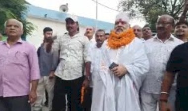 BJP नेता अजय कुमार झा ने 'कफ़न' ओढ़कर भरा निर्दलीय पर्चा,पत्नी और समर्थकों के साथ नामांकन के लिए पहुंचे