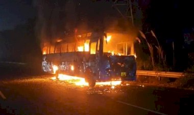 70 यात्रियों से भरी डबल डेकर बस में लगी आग, सवारियों के कूदते ही जलकर खाक ; 20 झुलसे