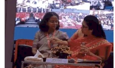 नितिन गडकरी के कार्यक्रम में 2 महिला अधिकारियों में झगड़ा-VIDEO: चिकोटी काटी, कोहनी मारी
