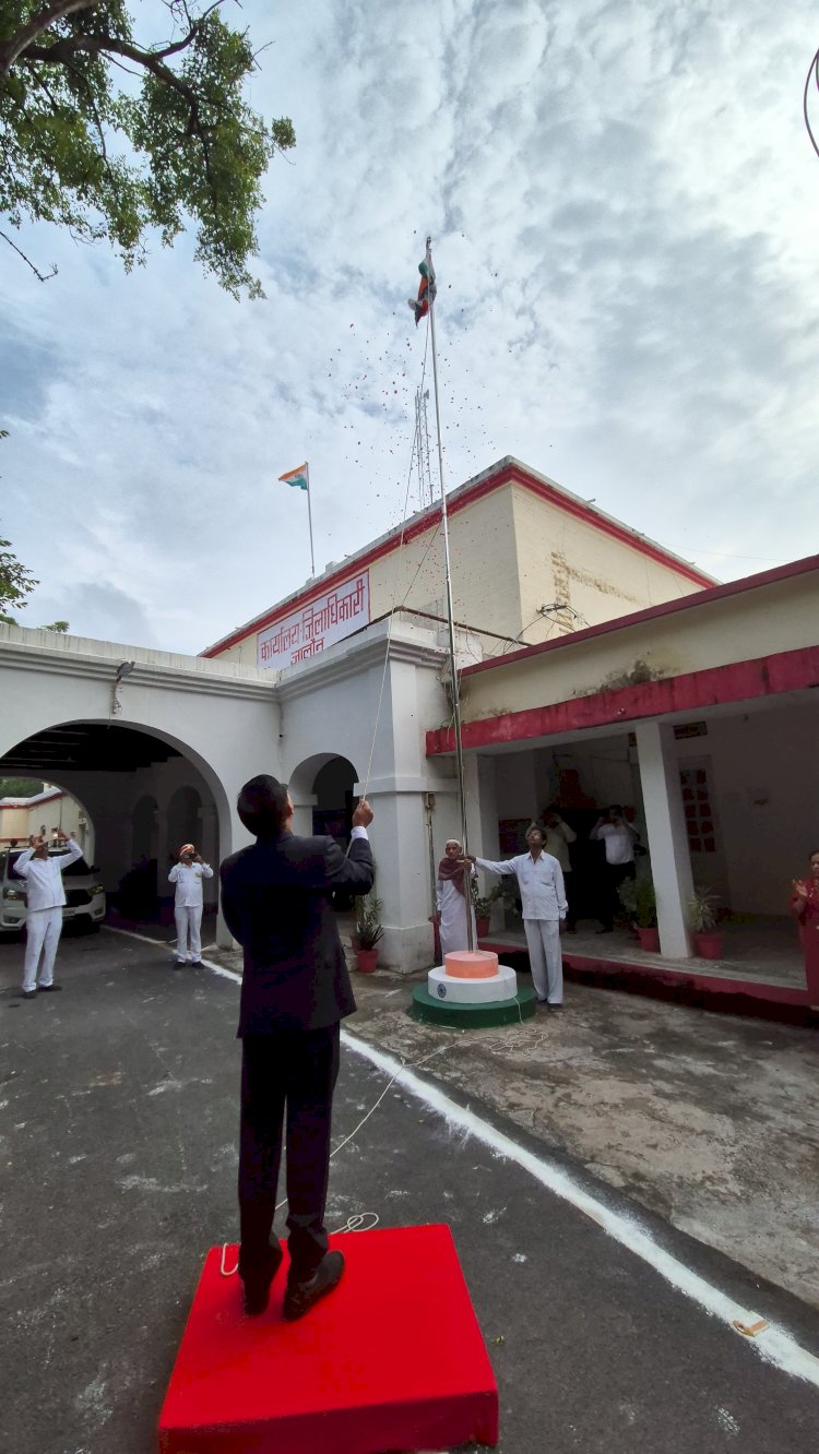 156वीं गांधी एवं 121वीं शास्त्री जयंती पर जिलाधिकारी ने किया ध्वजारोहण, दिलाई स्वच्छता की शपथ
