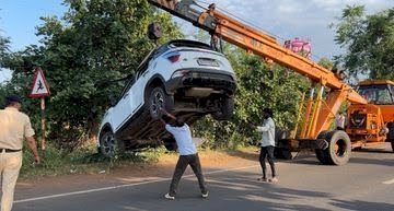 तेज रफ्तार कार ने बाइक को 50 मीटर तक घसीटा, भोपाल में दर्दनाक हादसा : बाइक सवार परिवार को कार ने मारी टक्कर, पति-पत्नी और बेटे की मौत, बेटी गंभीर