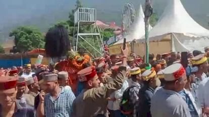 दशहरा के दौरान तहसीलदार की पिटाई, कॉलर से पकड़कर खदेड़ते हुए ले गई भीड़,अधिकारी ने नाक रगड़कर मांगी माफी : जूते पहने शिविर में घुसे