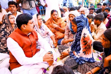 CM मोहन का ऐलान,खंडवा हादसे मैं मृतकों के परिजनों को 4-4 लाख की राशि के आदेश,तय कार्यक्रम रद्द कर पहुंचे खंडवा