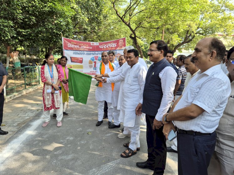 कलेक्ट्रेट परिसर से हरी झंडी दिखाकर जागरूकता रथ रवाना — सभी ने ली स्वच्छता एवं जनजागरूकता की शपथ