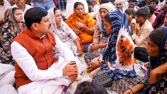 CM मोहन यादव का बड़ा एक्शन: कफ सिरप कांड में 3 ड्रग अधिकारी सस्पेंड, 1 का ट्रांसफर; पीड़ित परिवारों से की मुलाकात"