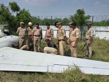 प्राइवेट प्लेन रनवे से फिसला झाड़ियों में जा घुसा, बियर की फैक्ट्री लगाने आए निवेशक ; भोपाल की कंपनी के एमडी समेत 6 लोग सवार थे